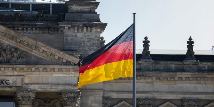 Deutsche Flagge beim Bundestag in Berlin 