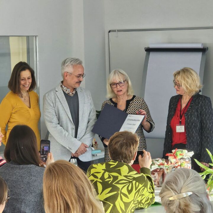 Übergabe Urkunde Ehrenpreis von Frau Kränke an Herrn Ziege