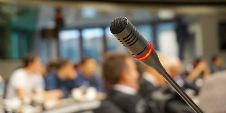 Redner-Mikrofon in einer Konferenz