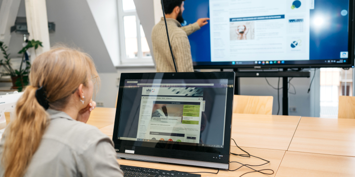 Kursunterricht am PC mit Dozenten am Smartboard